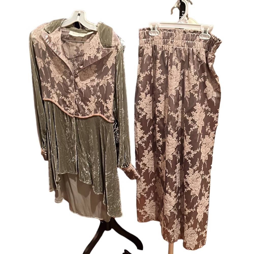 Finely Handcrafted medium 2 piece green & gold damask print & velvet maxi skirt